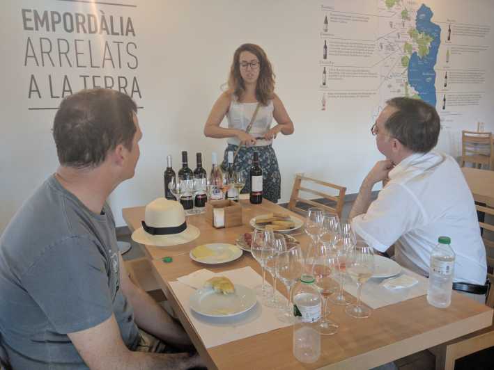 Girona: Tour durch die lokalen Weingüter mit Frühstück und Weinverkostung