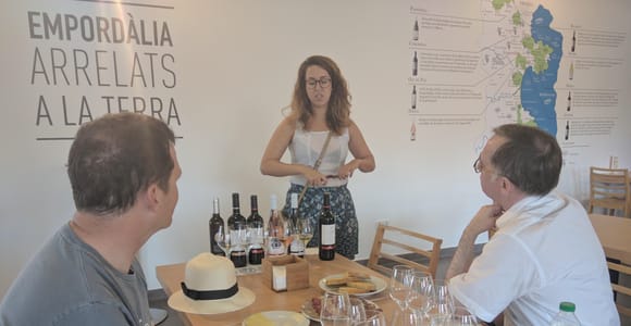 Girona: Tour durch die lokalen Weingüter mit Frühstück und Weinverkostung