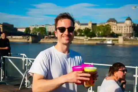 Budapest : Croisière touristique au coucher du soleil avec bière illimitée