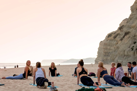 Yoga vid solnedgången på Lagos vackra strand av el Sol Lifestyle