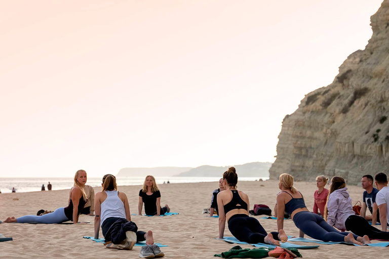 Yoga vid solnedgången på Lagos vackra strand av el Sol Lifestyle