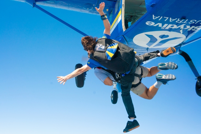 Newcastle: Tandem Beach Skydive with Optional Transfers Newcastle: Tandem Beach Skydive with transfer from Sydney