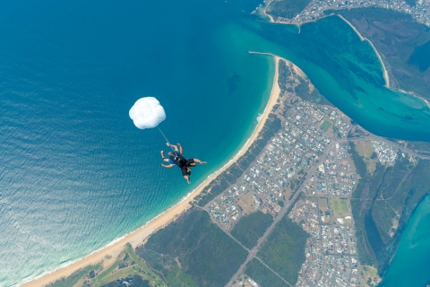 Newcastle: Paracaidismo Tándem en la Playa con Traslados OpcionalesNewcastle Paracaidismo tándem en la playa con traslado desde Sydney