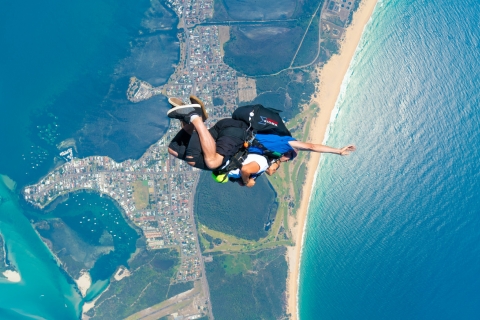 Newcastle: Tandem-Fallschirmsprung am Strand mit optionalen TransfersNewcastle: Tandem-Fallschirmsprung am Strand mit Transfer von Sydney
