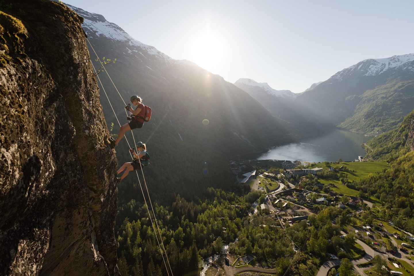 Geiranger: Rappelling tour with epic view