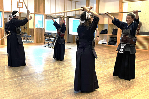 Tokyo: Japanese Kendo Experience with High-Ranked Instructor Let's experience kendo, a traditional Japanese martial art!