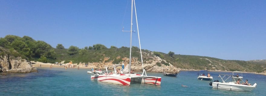 Depuis Fornells : Excursion d'une demi-journée en catamaran à Minorque avec plongée en apnée