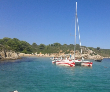 Från Fornells: Halvdagsutflykt med katamaran och snorkling på Menorca