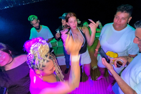 Cartagena: VIP Sunset Yacht Experience in the Bay