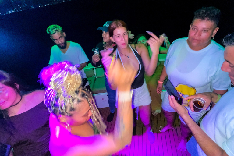 Cartagena: VIP Sunset Yacht Experience in the Bay