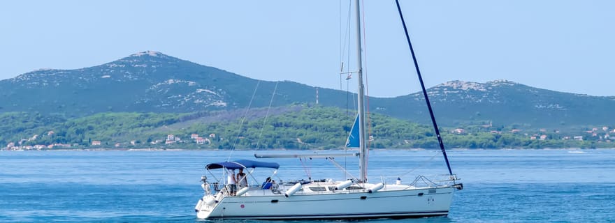 Zadar : Excursion privée d'une journée entière en voilier
