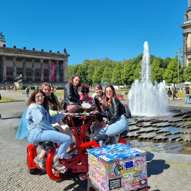 Lo más destacado de Beer Bike & Party Bike Tour por la ciudad de Berlín
