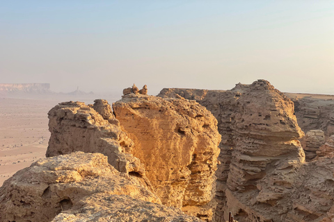 Riyadh: Explore beautiful landscapes through ancient trails Tour guide for historical significance at Edge of The World