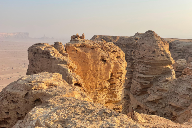 Riyadh: Explore beautiful landscapes through ancient trails Tour guide for historical significance at Edge of The World