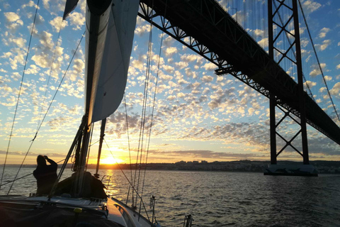 Lisbonne : croisière romantique privée de 2 h sur le TageLisbonne : croisière romantique de 2 h sur le Tage