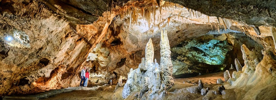 Cetinje : billet d'entrée à la grotte de Lipa avec visite guidée