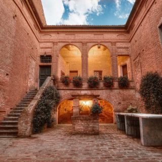 Montalcino: Brunello Weinprobe & Mittagessen in einer toskanischen Burg