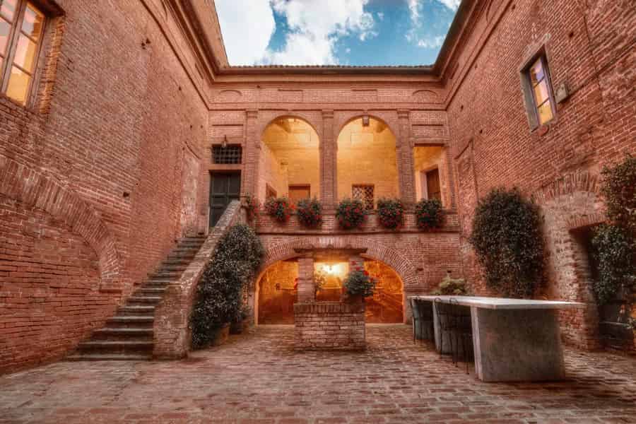 Montalcino: Brunello Weinverkostung & Mittagessen in einem toskanischen Schloss. Foto: GetYourGuide