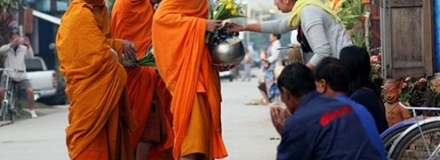 Krabi : visite à pied avec cérémonie d'aumône bouddhiste