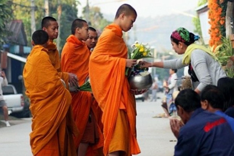 Krabi: Highlights Walking Tour z buddyjską ceremonią jałmużny