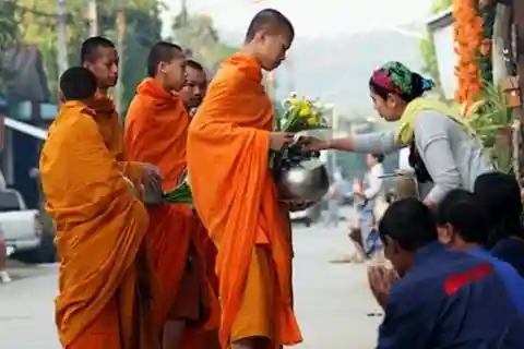 Krabi: Highlights Walking Tour with Buddhist Alms Ceremony