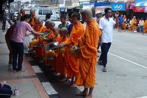 Krabi: recorrido a pie por lo más destacado con ceremonia de limosna budista