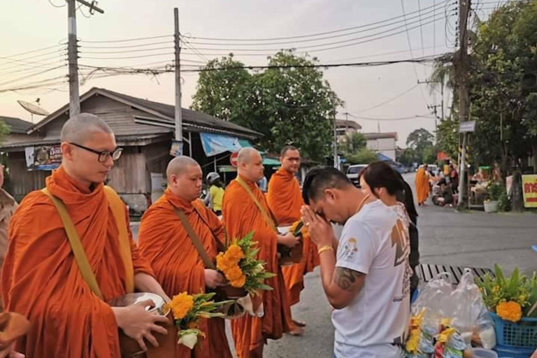 Krabi: visite à pied des points forts avec cérémonie de l'aumône bouddhiste
