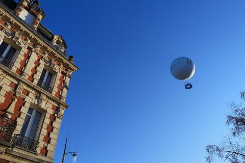 Epernay: Verankerter Heißluftballon über den Weinbergen