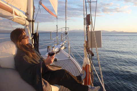 Taupō: crucero de 2,5 horas tallado en roca maorí por el lago TaupoCrucero diurno