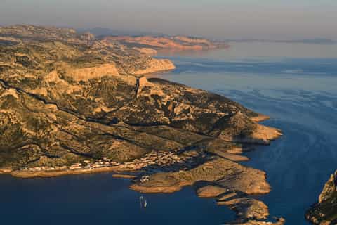 Marseille: Sunset Boat Cruise with Dinner and Drinks