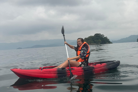 San Salvador: Wycieczka kajakowa o wschodzie słońca po jeziorze Ilopango z odbiorem