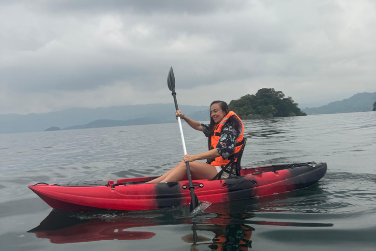 San Salvador: Wycieczka kajakowa o wschodzie słońca po jeziorze Ilopango z odbiorem