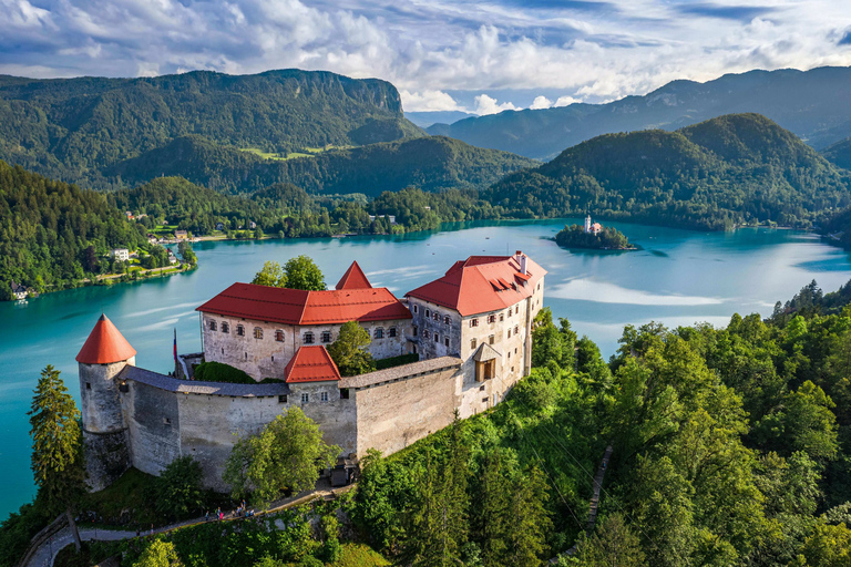 Lubiana: Tour di un giorno del lago di Bled, delle grotte di Postumia e di Predjama