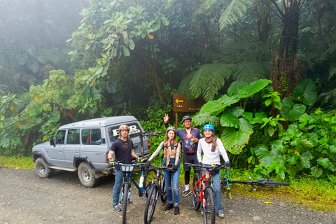 从基多出发的明多自行车之旅：探访安第斯雨林（Andean Chocó）从基多出发的米ンド自行车之旅：探访安第斯山脉的乔科地区