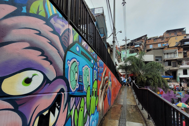 « Medellín dévoilée » Comuna 13, Plaza Botero et téléphérique« Medellín dévoilée » : Comuna 13, Plaza Botero et téléphérique