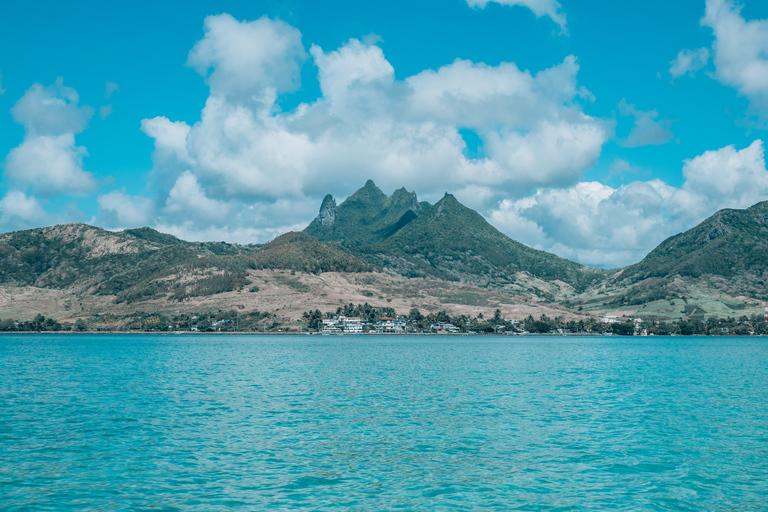 Maurice: bateau à moteur privé ou catamaran vers l'île aux CerfsHors-bord privé vers l'île aux Cerfs