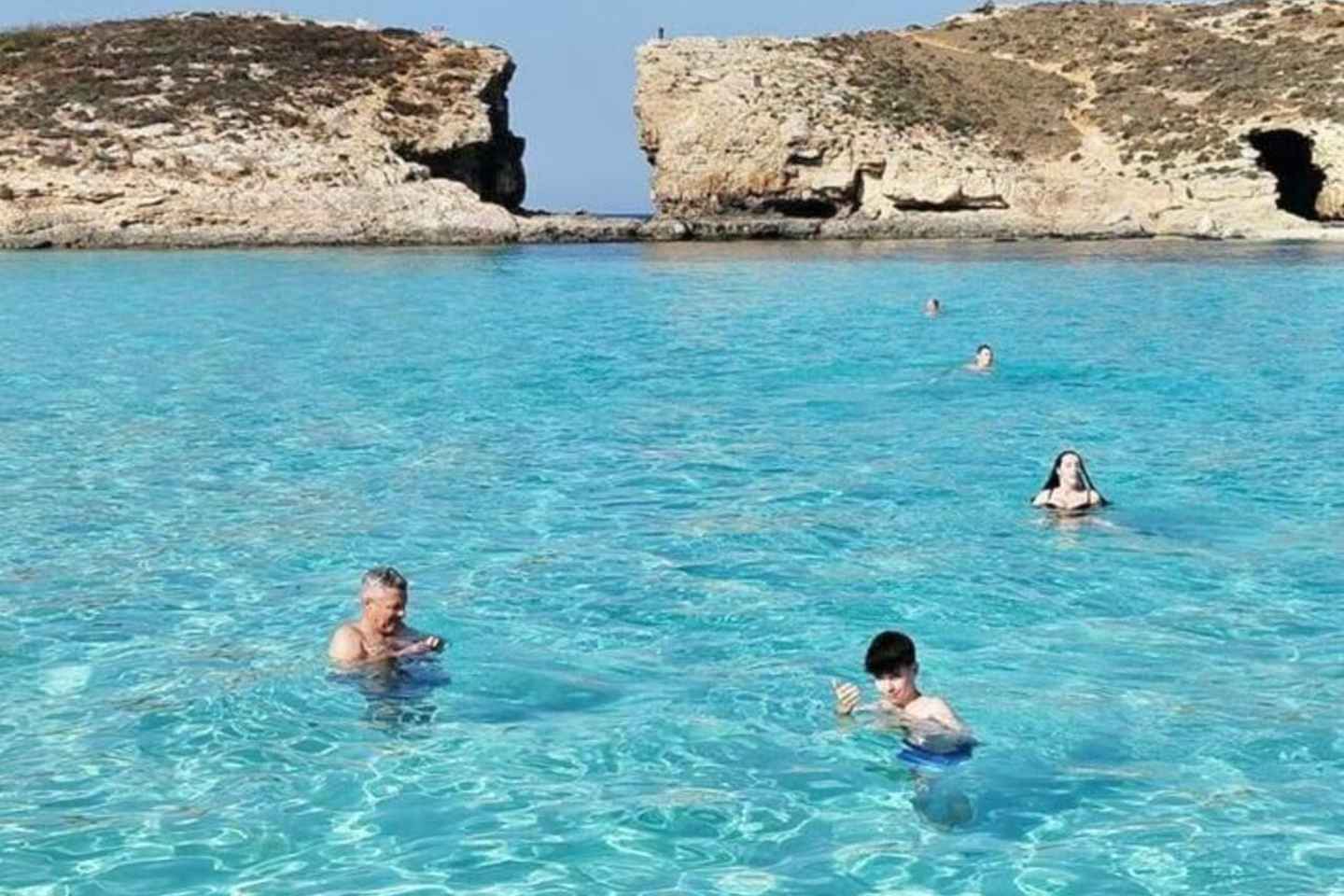 科米诺畅游：蓝洞与水晶湖私人船游