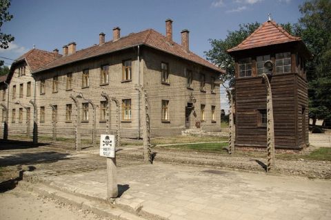 From Warsaw: Auschwitz Day Tour by Private Car with Lunch