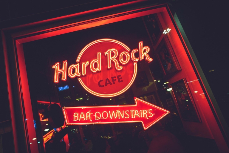 Varsovia: Comida o Cena en Hard Rock Cafe con Skip-the-LineMenú de baile y souvenir en el Hard Rock Cafe de Varsovia