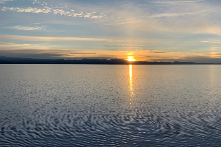 SOLNISKO UYUNI: WSCHÓD SŁOŃCA I ŚWIATŁO GWIAZDWSPÓLNA GRUPA: WSCHÓD SŁOŃCA NA SOLNISKU UYUNI I DOŚWIADCZENIE W ŚWIETLE GWIAZD