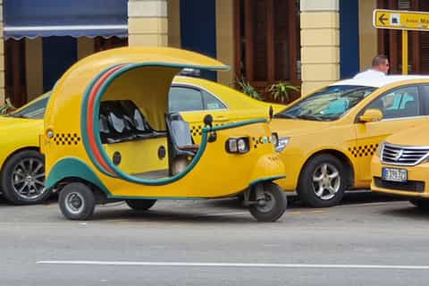 Havana: Old Havana Walking Tour with Cocotaxi Ride
