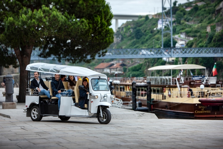 Porto : visite en tuk-tuk de la ville à l'océanVisite privée en portugais