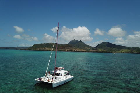 Maurice: bateau à moteur privé ou catamaran vers l'île aux CerfsHors-bord privé vers l'île aux Cerfs