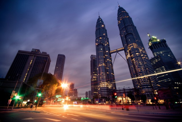 Visit Kuala Lumpur Buffet Dinner at Atmosphere 360 and Night Tour in Jalan Alor