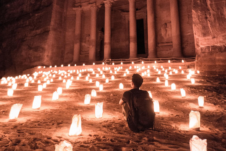 Desde Ammán: viaje privado de 2 días a Petra, Wadi Rum y el mar MuertoTransporte y alojamiento