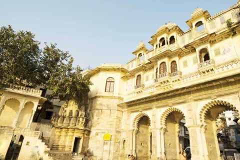 Udaipur: spettacolo culturale del museo Bagore Ki Haveli con ritiro
