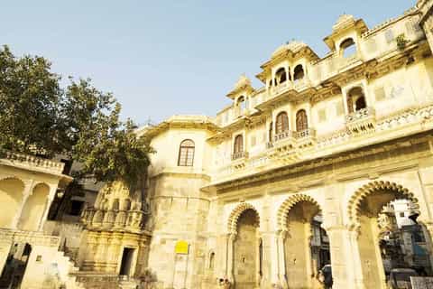 Udaipur: espectáculo cultural del museo Bagore Ki Haveli con recogida