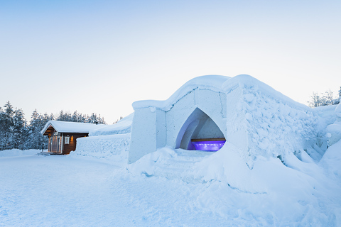 Rovaniemi: Ice sculpting experienceMeeting Point at Snowman World, in Santa Claus Village