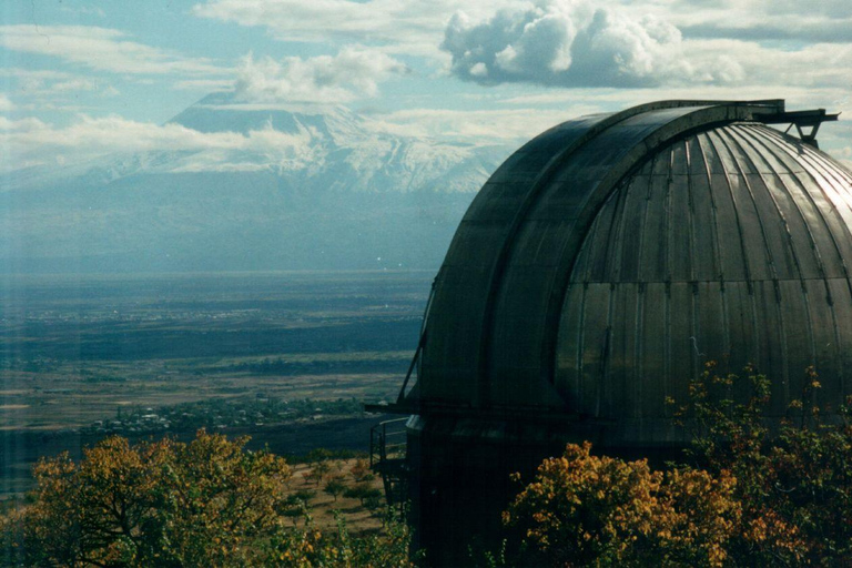 埃里温：安珀德城堡、比乌拉坎天文台与湖泊之旅埃里温：安珀德城堡、比乌拉坎天文台及湖泊游览