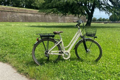 Lucca: E-bike rental - city style